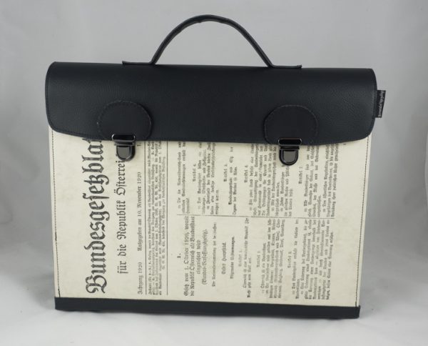 Aktentasche aus einem Faksimile der österreichischen Bundesverfassung kombiniert mit schwarzem Kunstleder