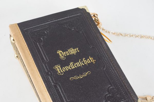 Tasche aus einem Buch "Deutscher Novellenschatz", braun kombiniert mit beidem Satinstoff