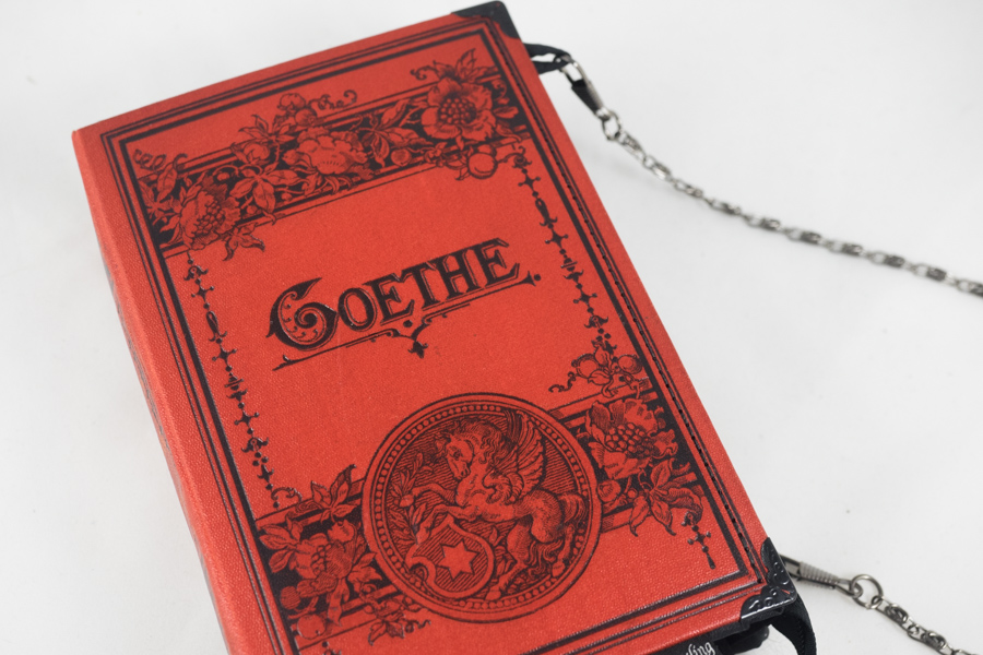 Buchclutch Goethe, rot kombiniert mit schwarzem Stoff