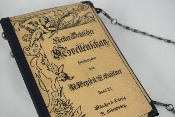 Tasche aus einem Buch "Neuer Deutscher Novellenschatz", beige, kombiniert mit schwarzem Stoff