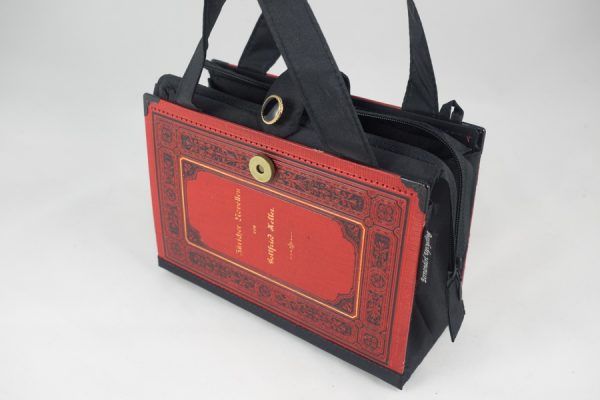 Tasche aus einem Buch von Gottfried Keller "Züricher Novellen", rot, kombiniert mit schwarzem Stoff