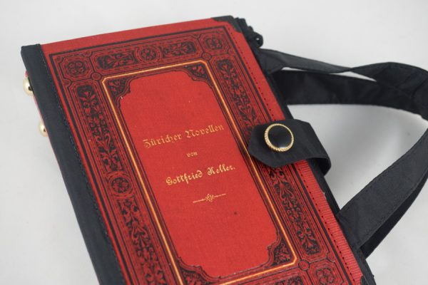 Tasche aus einem Buch von Gottfried Keller "Züricher Novellen", rot, kombiniert mit schwarzem Stoff