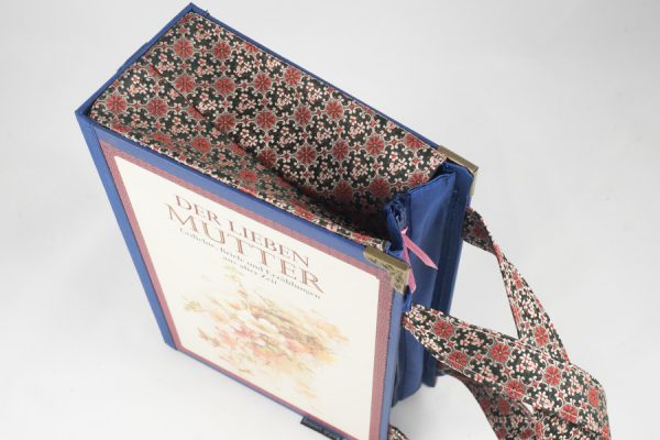 Tasche aus dem Buch "Der lieben Mutter" in blau kombiniert mit einer rosa-blumigen Krawatte, wie Blumen am Cover