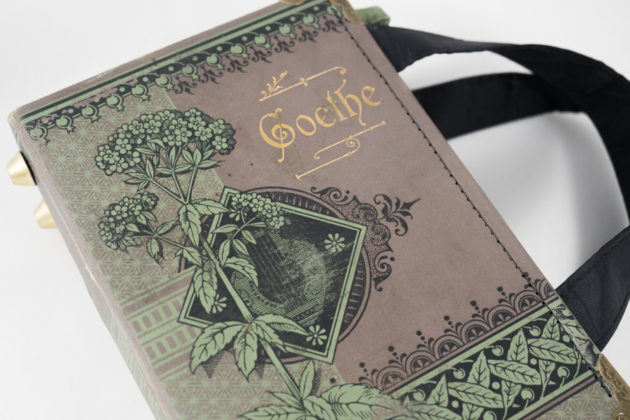 Tasche aus einem Buch von Goethe in grau/grün/schwarz