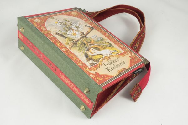 Tasche aus einem Buch "Goldene Kinderzeit" in rot mit Blumen und Frühlingsmotiven kombiniert mit einer roten Krawatte mit Blumen in ähnlichen Farben