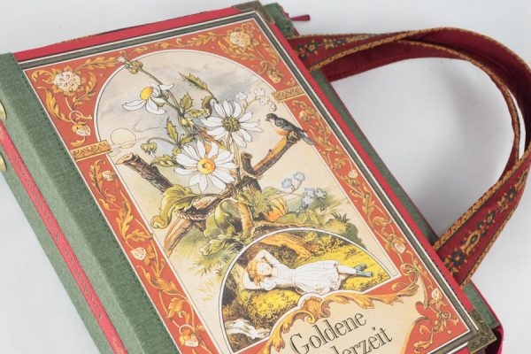 Tasche aus einem Buch "Goldene Kinderzeit" in rot mit Blumen und Frühlingsmotiven kombiniert mit einer roten Krawatte mit Blumen in ähnlichen Farben