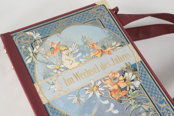 Tasche aus einem Buch "Im Wechsel des Jahres" in Weinrot mit frühlingshaften Motiv am Cover