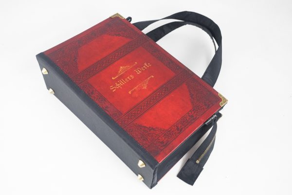 Tasche aus einem Sammelband von Schiller in rot kombiniert mit schwarzem Stoff