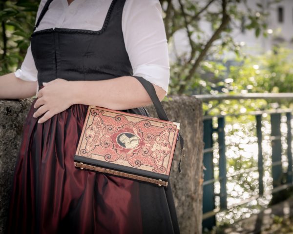 Tasche aus einem Buch 'Heine's Werke' in rot kombiniert mit schwarzem Stoff