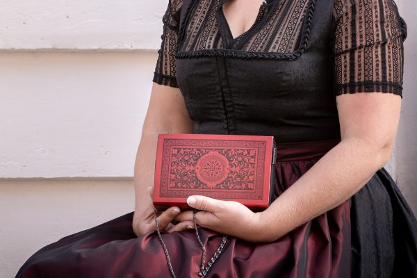 Tasche aus einem Buch von Goethe in rot kombiniert mit schwarzem Stoff