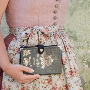 Tasche aus einem Buch von Peter Rosegger in grün kombiniert mit schwarzer Krawatte