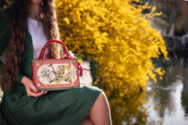 Goldene Kinderzeit Tasche aus einem Buch in rot kombiniert mit einer rot/grünen Krawatte