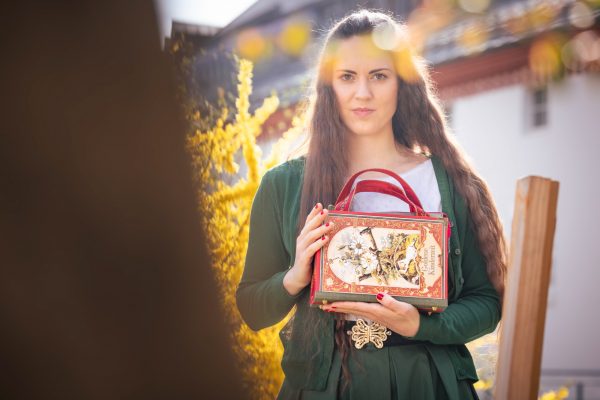 Goldene Kinderzeit Tasche aus einem Buch in rot kombiniert mit einer rot/grünen Krawatte