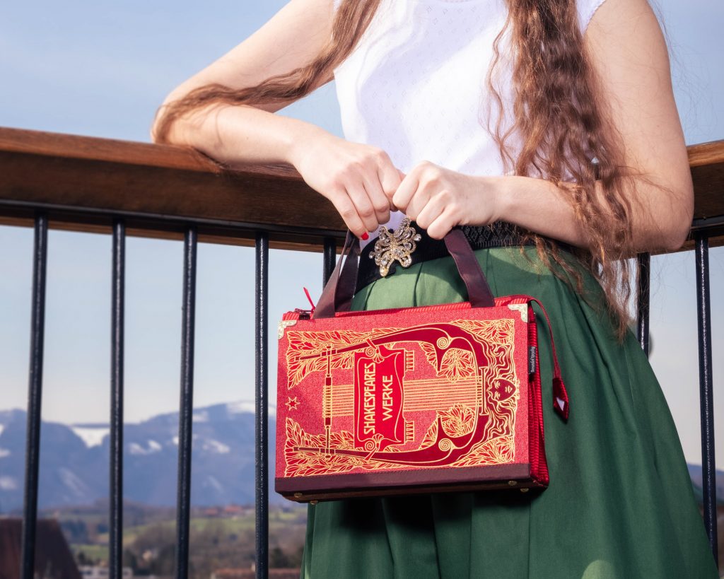 Tasche aus einem Buch von Shakespear in rot kombiniert mit roter Krawatte und weinrotem Stoff