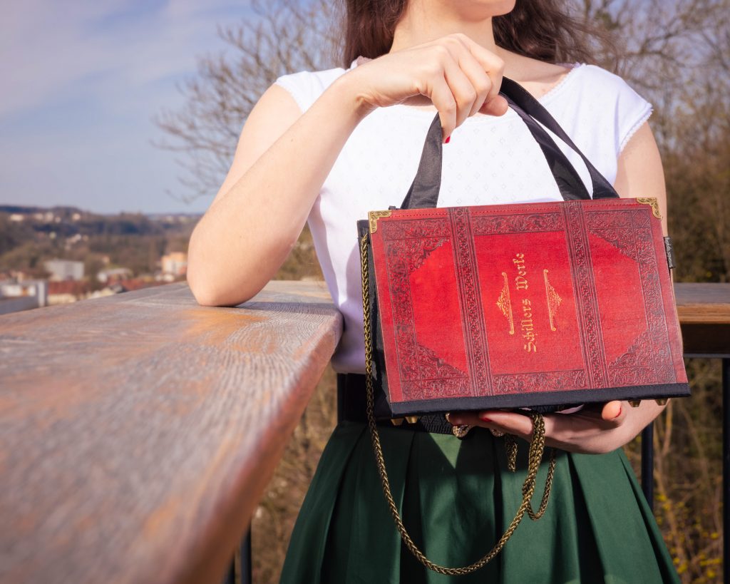 Tasche aus einem Buch von Schiller in rot kombiniert mit schwarzem Stoff