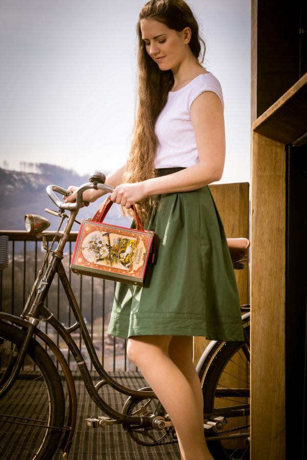 Goldene Kinderzeit Tasche aus einem Buch in rot kombiniert mit einer rot/grünen Krawatte