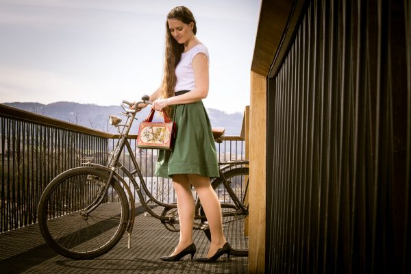 Goldene Kinderzeit Tasche aus einem Buch in rot kombiniert mit einer rot/grünen Krawatte