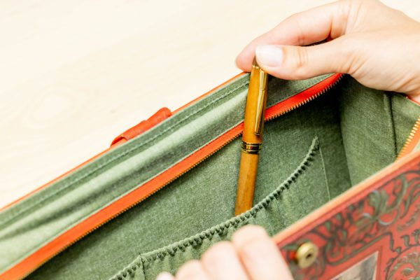 Innentäschchen in der Tasche aus einem alten Buch "Das Kränzchen" in rot/grün kombiniert mit einer Krawatte