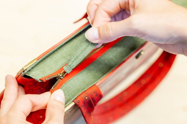 Reißverschluss der Tasche aus einem alten Buch "Das Kränzchen" in rot/grün kombiniert mit einer Krawatte