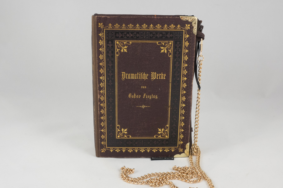 Tasche/Clutch aus einem braunen Buch von G. Freytag "Dramatische Werke" kombiniert mit einer Krawatte