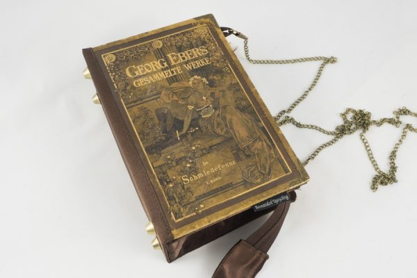 Tasche aus einem Buch von Georg Ebers mit Goldprägungen kombiniert mit braunem Satinstoff