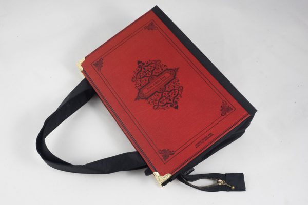 Tasche aus einem Buch von Heine in rot kombiniert mit schwarzem Stoff