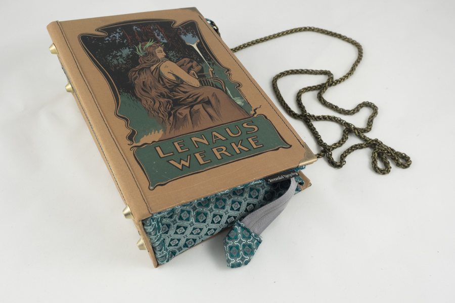 Tasche aus einem Buch von Lenau in braun/türkies kombiniert mit einer Türkiesen Krawatte