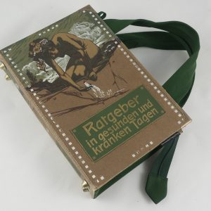 Tasche aus einem Gesundheitsratgeber-Buch in braun/grün kombiniert mit einer grünen Krawatte