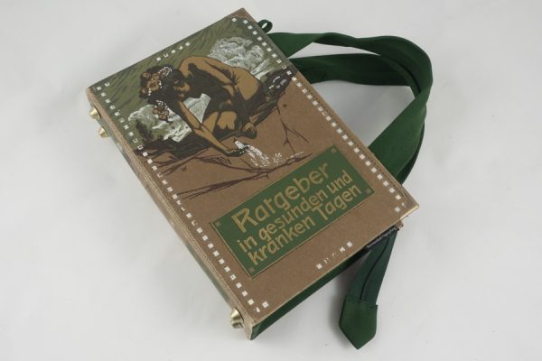 Tasche aus einem Gesundheitsratgeber-Buch in braun/grün kombiniert mit einer grünen Krawatte