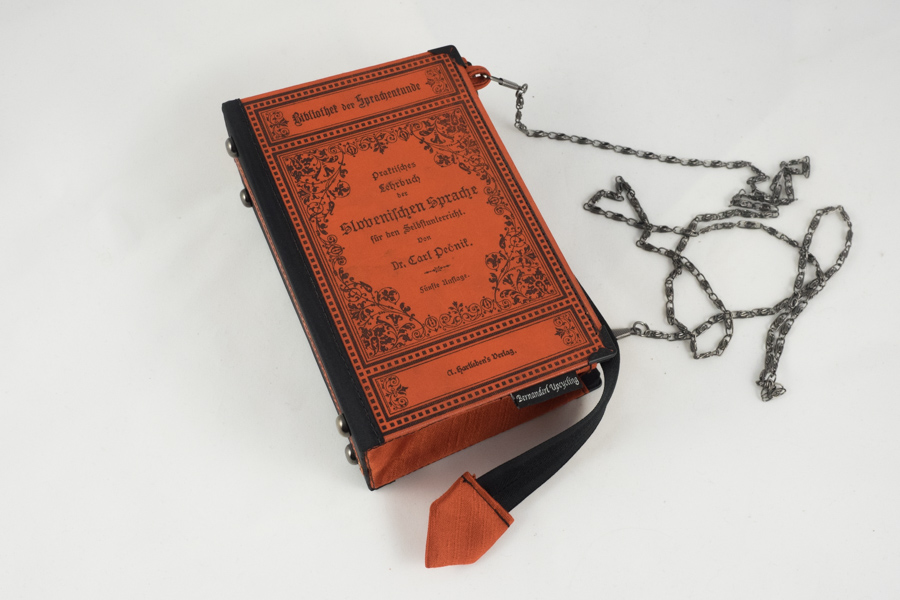 Tasche/Clutch aus einem orangen Slowenisch-Sprachlernbuch kombiniert mit einer orangen Krawatte