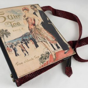 Tasche aus der Kopie eines Notenheftes "Zum 5 Uhr Tee" kombiniert mit einer rot/schwarzen Krawatte