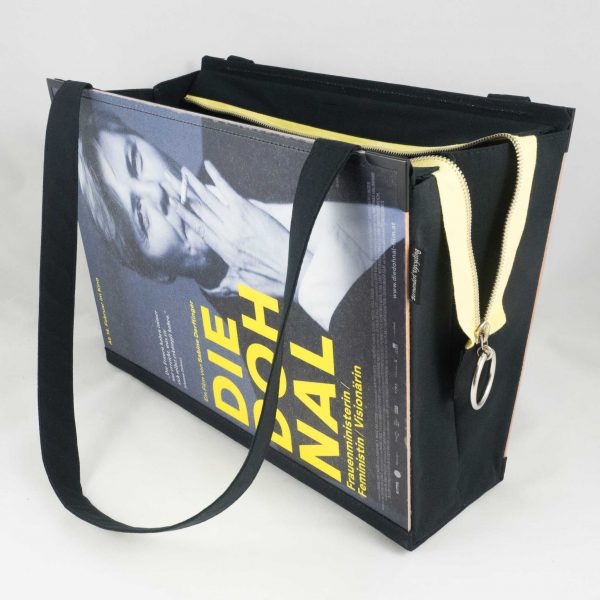 Tasche, gefertigt aus Filmplakat "Die Dohnal