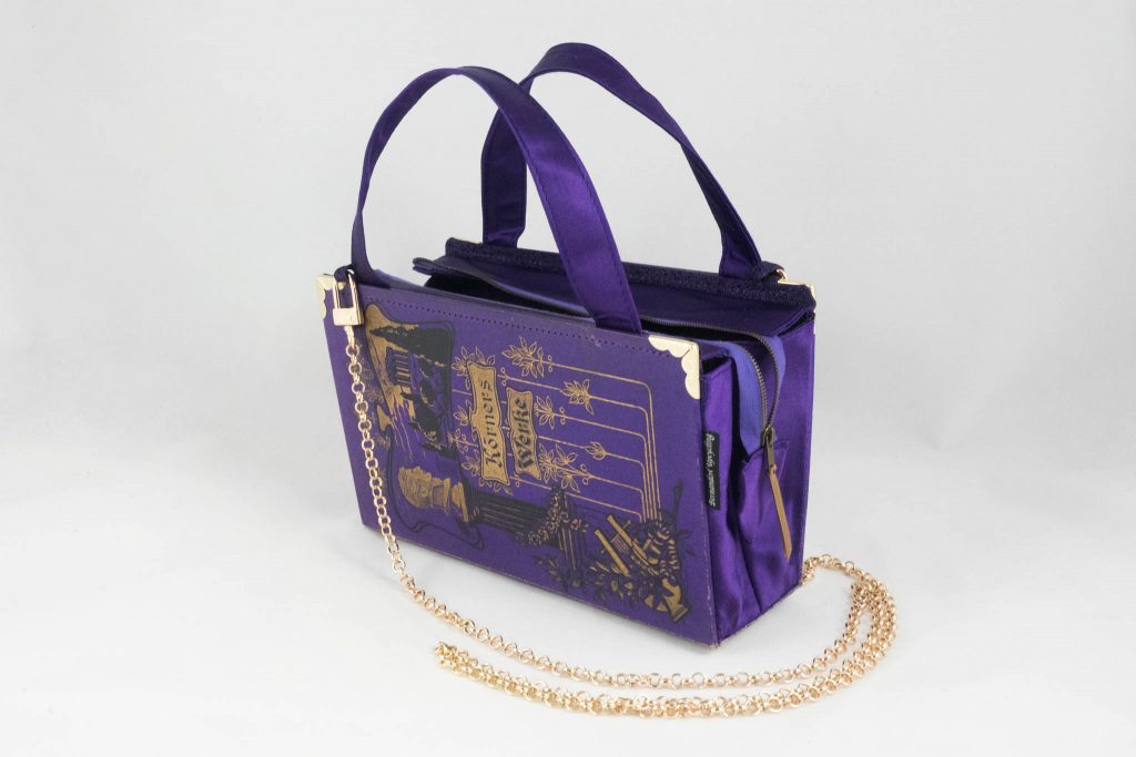 Tasche aus einem Buch von Theodor Körner in lila kombiniert mit einer lila Krawatte