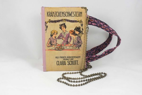 Tasche aus einem Buch "Kränzchenschwestern" in violett kombiniert mit einer violett gemusterten Krawatte