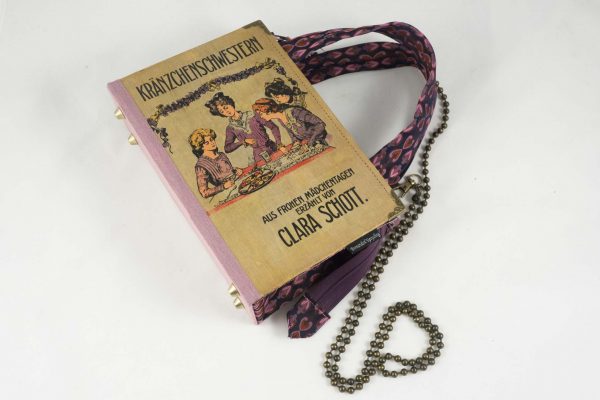 Tasche aus einem Buch "Kränzchenschwestern" in violett kombiniert mit einer violett gemusterten Krawatte