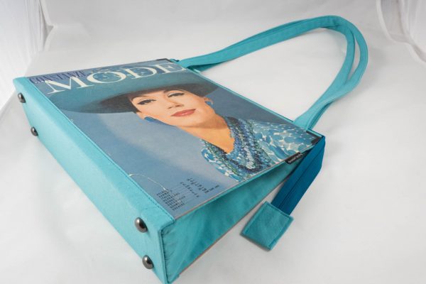 Tasche aus einem Modemagazin 1963 in türkies