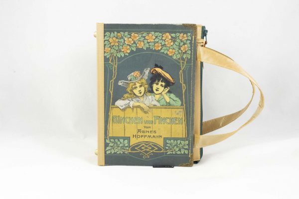 Tasche aus einem Vintage Jugendbuch "Binchen und Fischen" mit wunderschönem Cover, das zwei Mädchen um die Jh.-Wende zeigt, Blumenornamente. Das Buch ist mit einer helltürkiesen Krawatte mit Paisleymuster und beigem Taftstoff zu einer Tasche kombiniert.