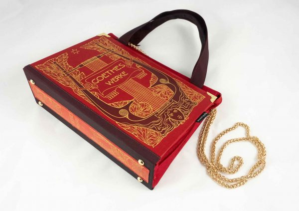 Tasche aus einem Jugendstilbuch von Goethe in rot kombiniert mit roter Krawatte und Satinstoff