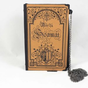Tasche aus einem Heimatbuch von Stelzhamer "Aus da Hoamat" in beige mit schwarzen Verzierungen kombiniert mit schwarzem Taftstoff