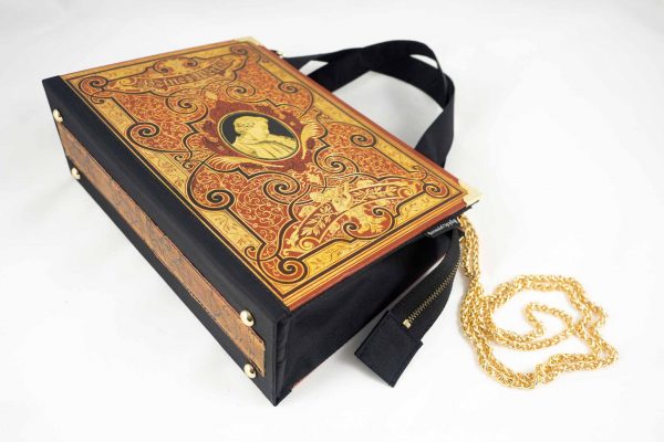 Tasche aus einem Buch von Heine in rotbraun mit reichlichen Goldprägungen und Verzierungen kombiniert mit schwarzem Taftstoff