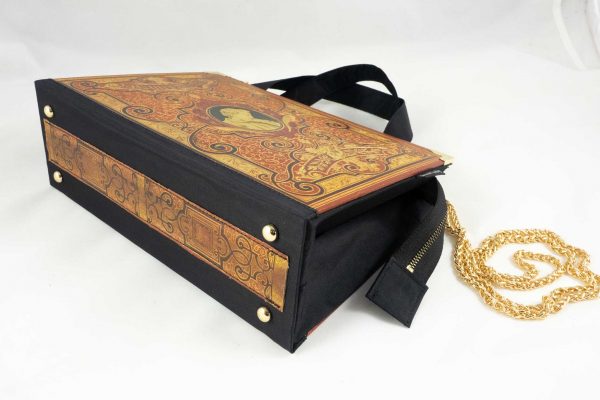 Tasche aus einem Buch von Heine in rotbraun mit reichlichen Goldprägungen und Verzierungen kombiniert mit schwarzem Taftstoff