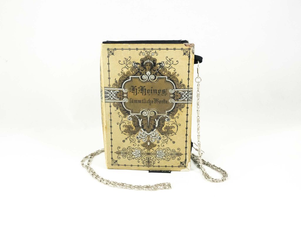 Täschchen aus einem Cover eines Heine-Buches in beige mit reichlichen gold/silber/schwarz-Ornamenten, kombiniert mit schwarzem Stoff