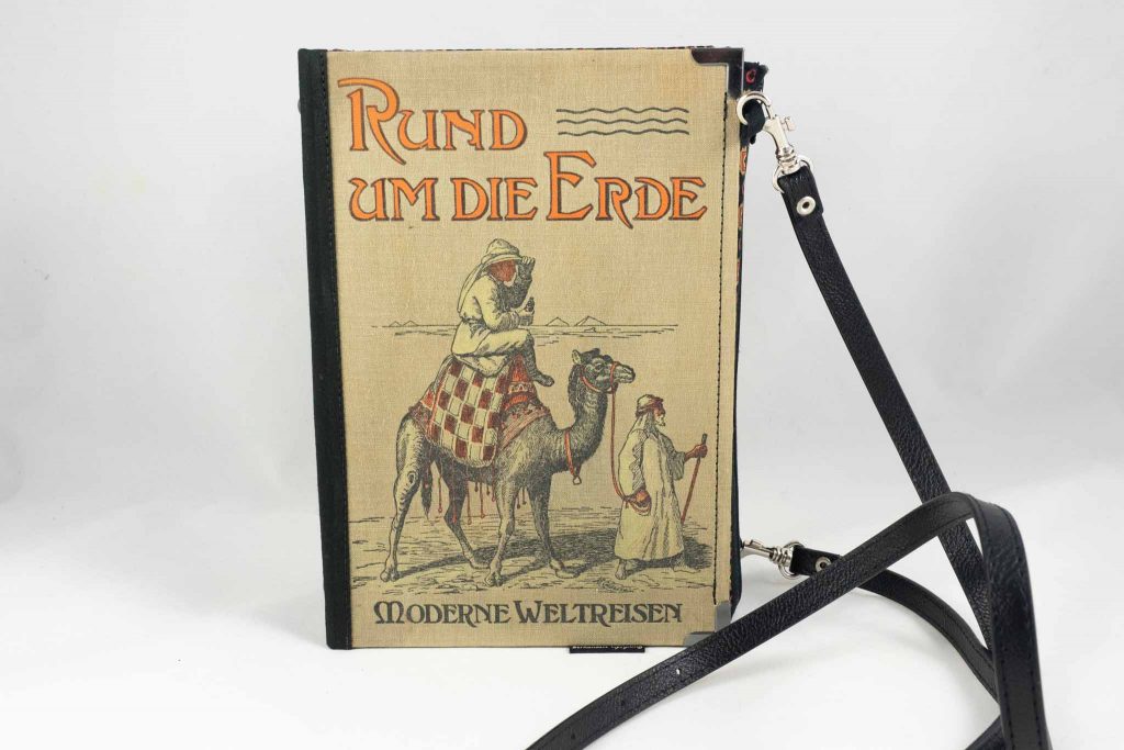 Tasche aus einem Buch "Rund um die Erde" in beige kombiniert mit zwar/rot/oranger Krawatte