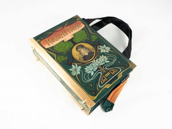 Tasche aus einem Buch von Rückerts Werke, dunkelgrünes Cover mit hellblauen Blumen, goldenen und schwarzen Ornamenten, kombiniert mit grüner Krawatte, sowie schwarzem und goldenem Stoff