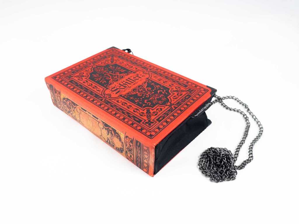 Täschchen aus einem Cover eines alten Schiller Buches in rot mit üppigen schwarzen Ornamenten, kombiniert mit schwarzem Stoff