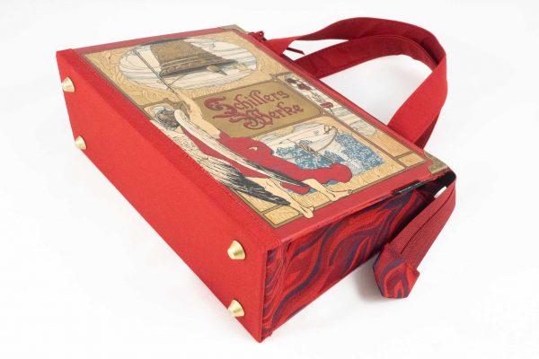 Tasche aus einem Schiller Buch in rot mit weißem Engel, kombiniert mit roter Krawatte und Stoff