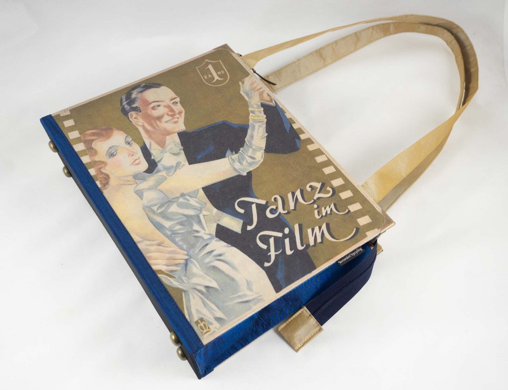 Tasche aus einem Vintage Notenheft "Tanz im Film", das auf dem Cover ein tanzendes Paar zeigt, ca. 30er Jahre, kombiniert mit blauem und beigem Stoff