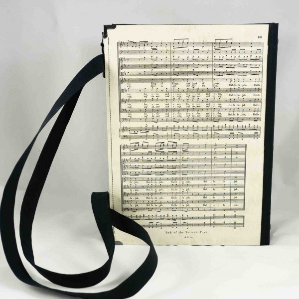 Tasche aus einem Notenblatt von Händels Halleluja kombiniert mit schwarzem Stoff