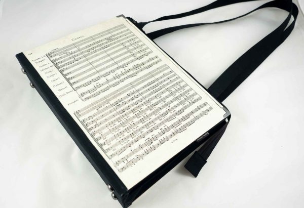 Tasche aus einem Notenblatt von Händels Halleluja kombiniert mit schwarzem Stoff