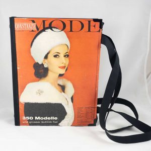 Tasche aus einem Vintage Modeheft "Constanze Mode" Winter 1963 mit rotem Cover und Dame in schwarz/weiß am Cover, kombiniert mit schwarzem Stoff